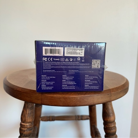 New in Box tp-link 5 Port Gigabit Desktop Switch Model TL-SG105 w/ Power Adapter - Picture 7 of 8